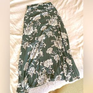 Market and Spruce green and cream floral maxi skirt, size medium